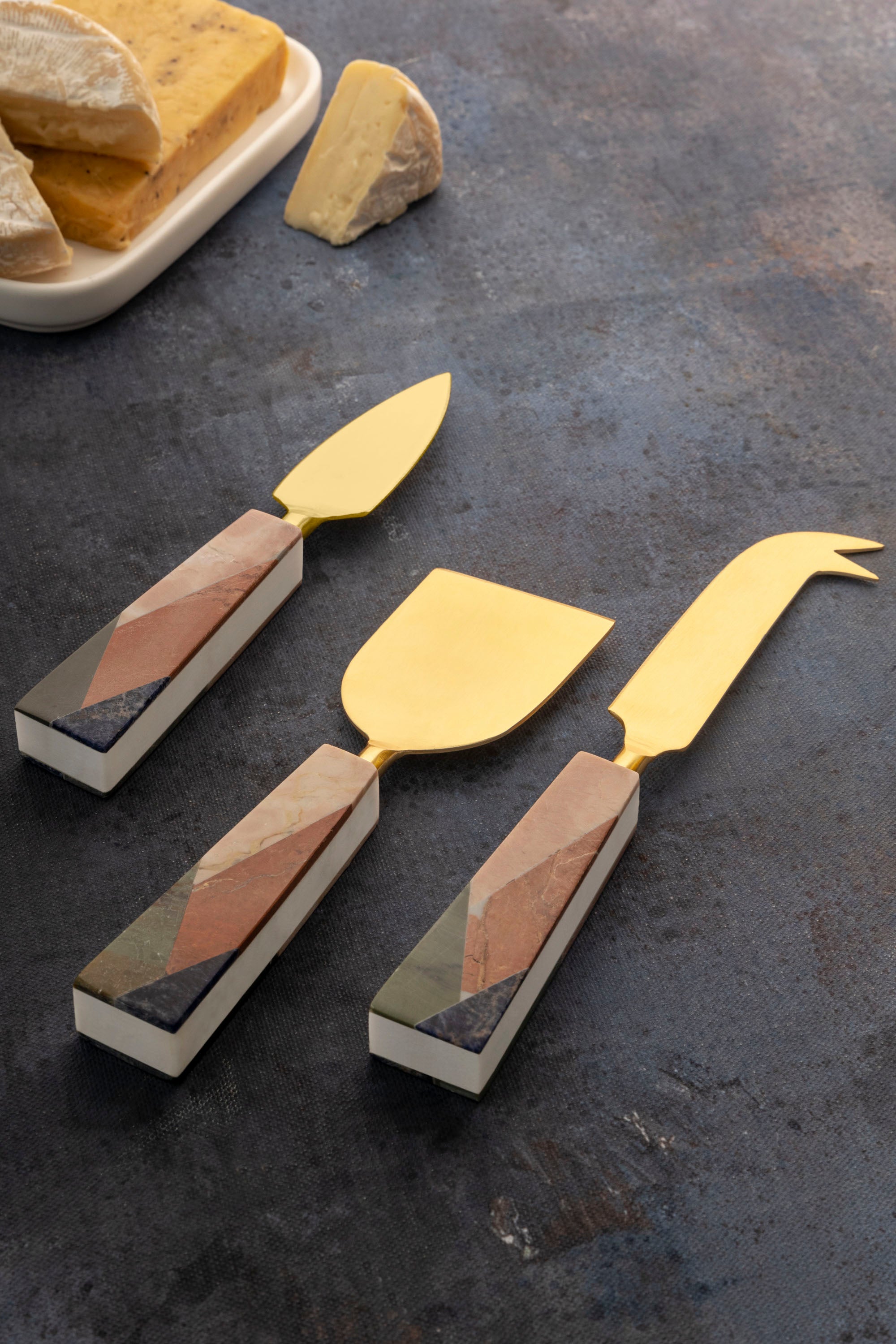 http://www.gaurikohli.com/cdn/shop/products/GK51084-1-premium-marble-precious-stone-gold-cheese-knives-gift-set.jpg?v=1644387993